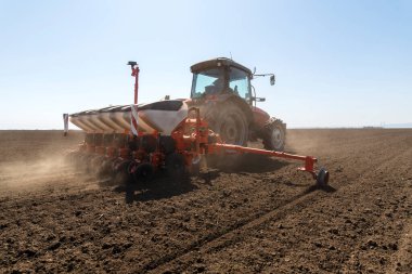 Çiftçi, pnömatik tohumlu soya tohumu ekiyor..