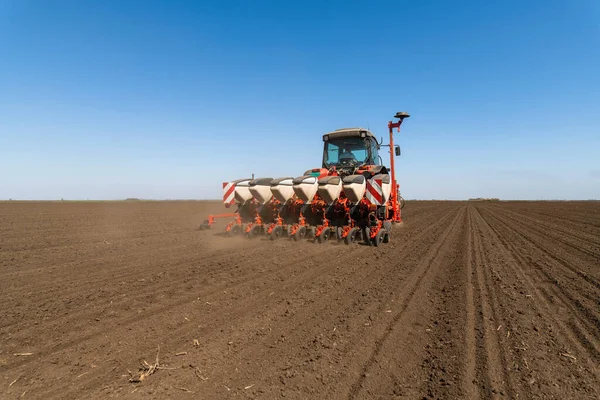 Landwirt Sät Sojabohnen Mit Pneumatischer Sämaschine — Stockfoto