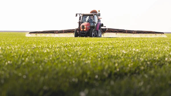 Tractor Rociando Pesticidas Sobre Campo Verde — Foto de Stock