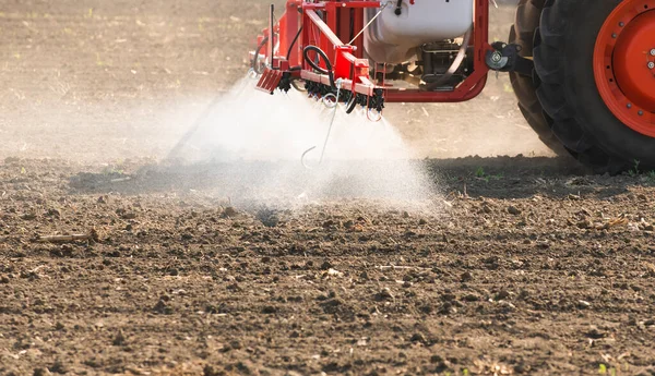 Spuiten Van Pesticiden Het Veld Met Sproeiapparaat — Stockfoto