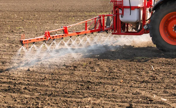 Trattore Spruzzo Pesticidi Sul Campo Con Spruzzatore — Foto Stock