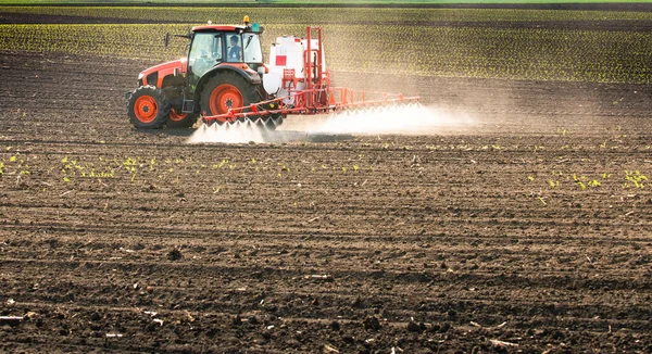 Spuiten Van Pesticiden Het Veld Met Sproeiapparaat — Stockfoto