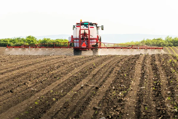 Traktor Versprüht Pestizide Auf Feld Mit Sprüher — Stockfoto