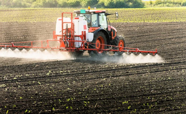 Trator Pulverização Pesticidas Campo Com Pulverizador — Fotografia de Stock