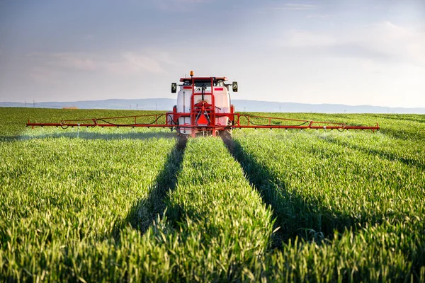 Traktor Permetező Peszticidek Egy Zöld Mezőn — Stock Fotó