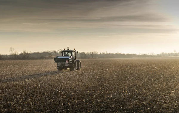 Trator Espalhando Fertilizantes Artificiais Transportes Agricultura — Fotografia de Stock