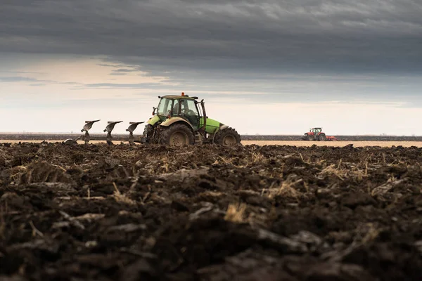 Traktor Pflügt Abends Bei Sonnenuntergang Das Feld — Stockfoto