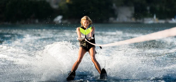 Jeune Femme Ski Nautique Sur Une Mer — Photo