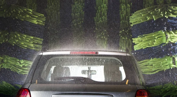 Grijze Auto Tijdens Het Wassen — Stockfoto
