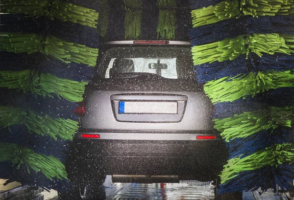 Grijze Auto Tijdens Het Wassen — Stockfoto