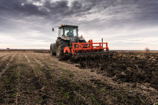 Tractor Arada Campo Por Noche Atardecer — Foto de Stock