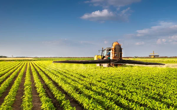 Trator Pulverizando Pesticidas Campo Soja Com Pulverizador Primavera — Fotografia de Stock