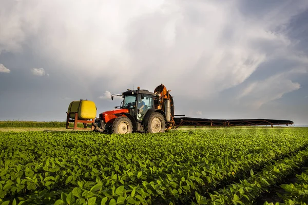 Traktor Permetező Peszticidek Szójaföldön Permetezővel Tavasszal — Stock Fotó