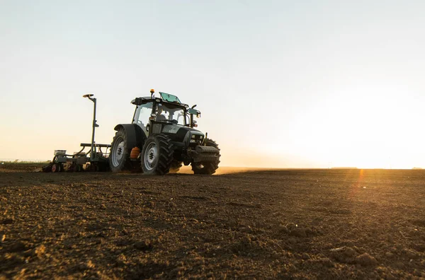 Landwirt Mit Traktoraussaat Aussaat Von Feldfrüchten Pflanzen Weizen — Stockfoto