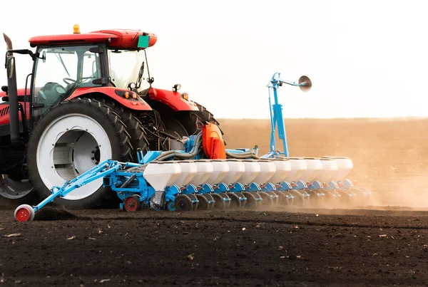 Boer Met Trekker Zaaien Zaaien Gewassen Landbouwgebied Planten Tarwe — Stockfoto