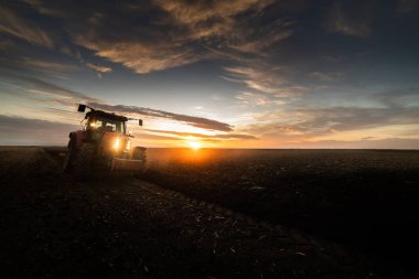  Traktör akşamları tarlayı sürüyor..