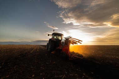  Traktör akşamları tarlayı sürüyor..