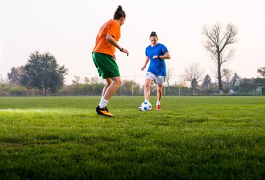 Futbol maçında topu almak için kavga eden iki kız.