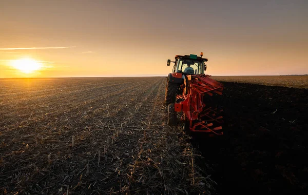 Traktor Orá Pole Večer Při Západu Slunce — Stock fotografie