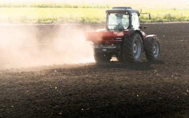 Traktör yapay gübre yayıyor. Ulaşım, tarım.