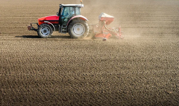 Agriculteur Avec Des Cultures Semis Tracteur Dans Champ — Photo