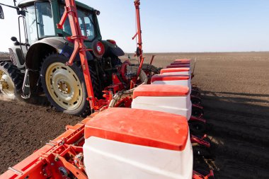 Tarlada ekin tohumu yapan traktörlü çiftçi..
