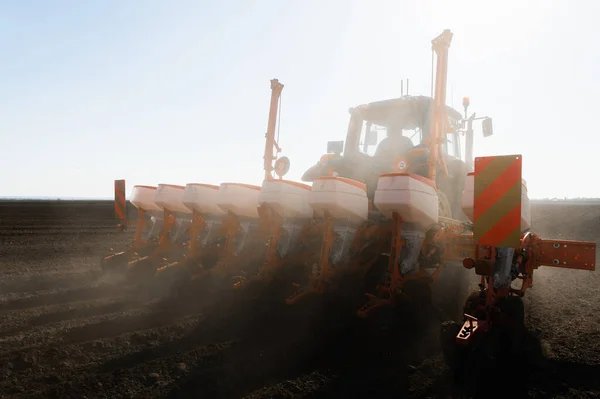 Agricultor Con Siembra Tractores Campo — Foto de Stock