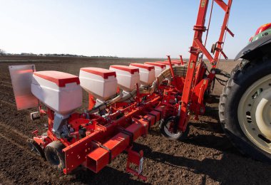 Tarlada ekin tohumu yapan traktörlü çiftçi..