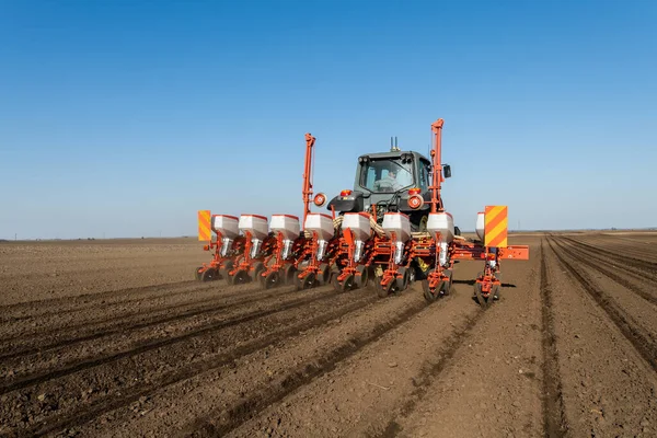 Agriculteur Avec Des Cultures Semis Tracteur Dans Champ — Photo