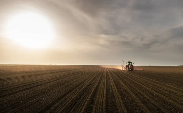 Фермер Тракторным Севом Посев Сельскохозяйственных Культур Растения Пшеница — стоковое фото