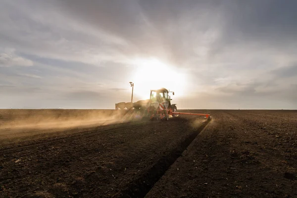 Jordbrukare Med Traktorsådd Sådd Jordbruksmark Växter Vete — Stockfoto
