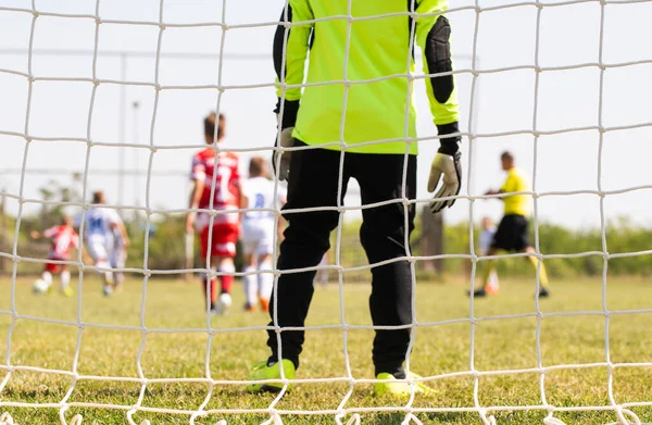 Bramkarz Stoi Przeciwko Bramce Siatką Stadionem — Zdjęcie stockowe