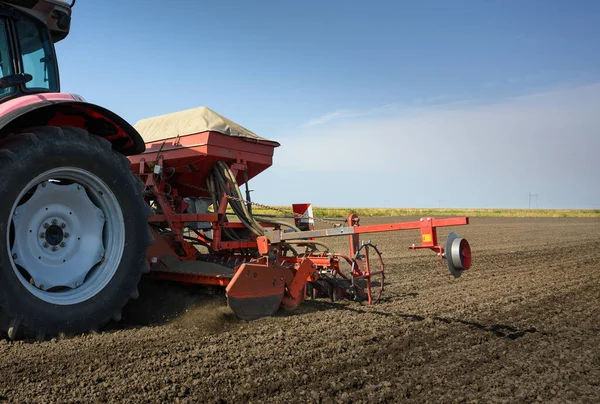 Jordbrukare Med Traktorsådd Fältet — Stockfoto