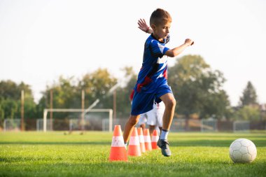 Çocuklar futbol sahasında birbirlerine pas atıyorlar.. 