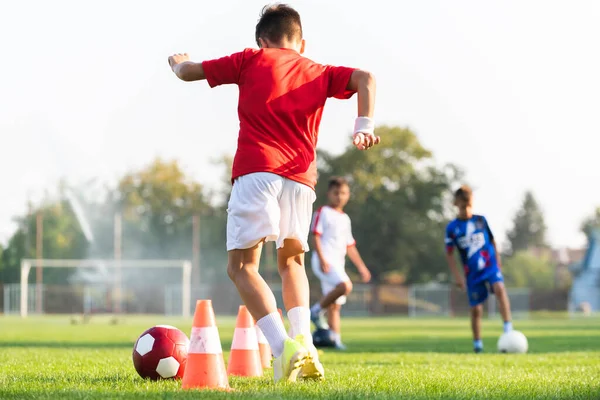 Jungen Geben Sich Auf Dem Fußballplatz Gegenseitig Den Ball — Stockfoto