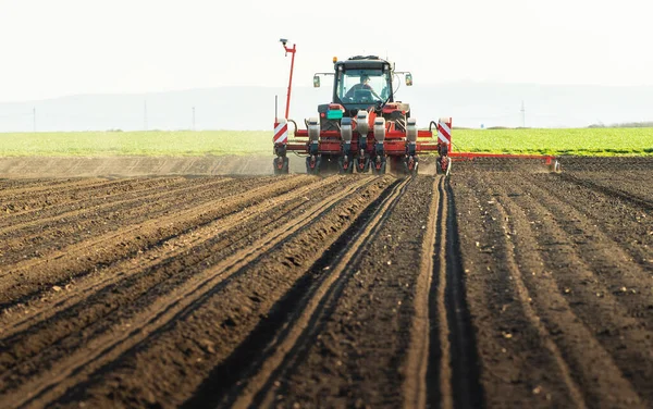 Mezőgazdasági Termelő Traktorvetéssel Vetés Növények Mezőgazdasági Területen Növények Búza — Stock Fotó