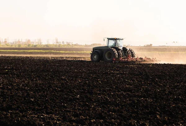 Jordbrukare Förbereder Sitt Fält Traktor Redo För Våren — Stockfoto