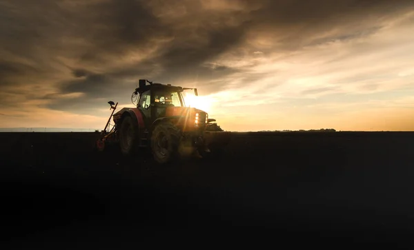 Agricultor Con Siembra Tractores Siembra Cultivos Campo Agrícola Plantas Trigo — Foto de Stock