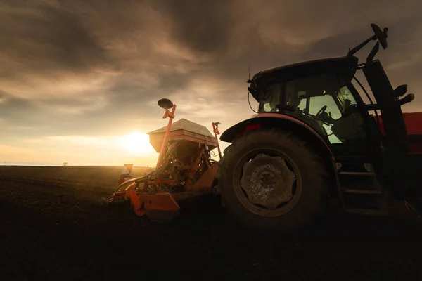 Boer Met Trekker Zaaien Zaaien Gewassen Landbouwgebied Planten Tarwe — Stockfoto