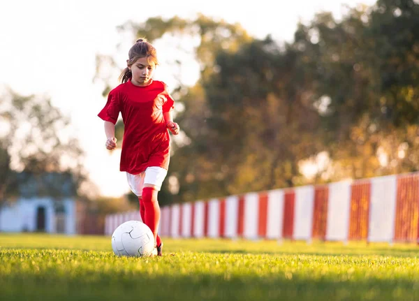 Chica Patea Una Pelota Fútbol Campo Fútbol — Foto de Stock