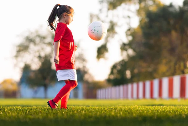 Mädchen Kickt Einen Fußball Auf Einem Fußballplatz — Stockfoto