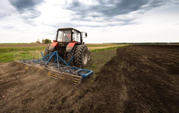 Landwirt Bereitet Sein Feld Mit Traktor Auf Den Frühling Vor — Stockfoto