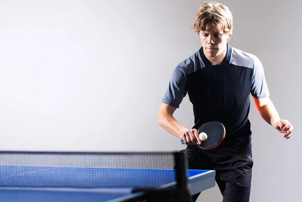 Adolescent Jouant Ping Pong Tennis Table Équipement Mouvement — Photo