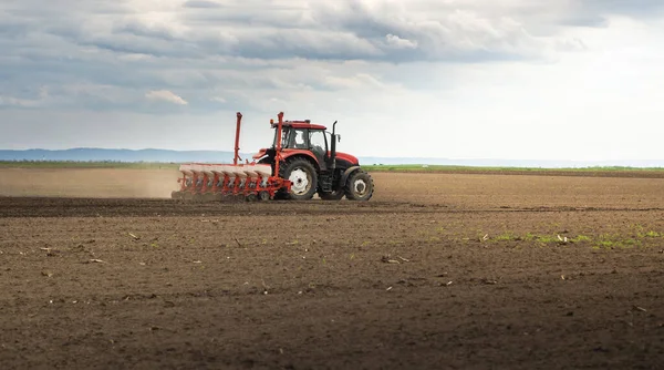 Agricultor Con Siembra Tractores Campo — Foto de Stock