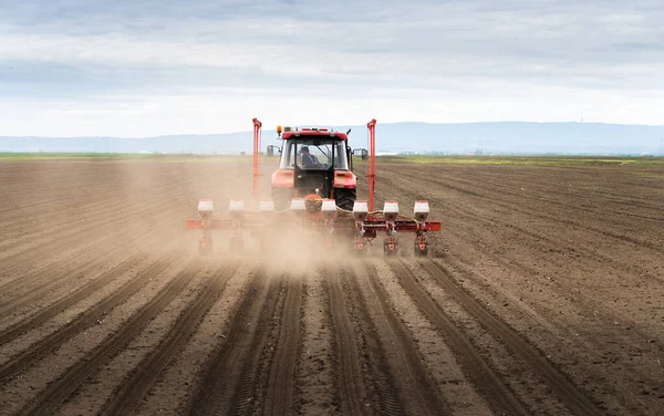 Agricultor Con Siembra Tractores Campo — Foto de Stock