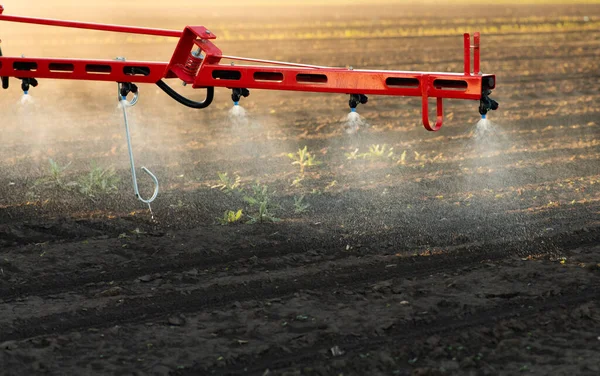 Düse Der Traktor Sprinkleranlage Besprüht — Stockfoto