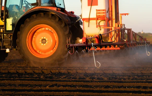 Traktor Sprutning Bekämpningsmedel Fältet Med Spruta — Stockfoto