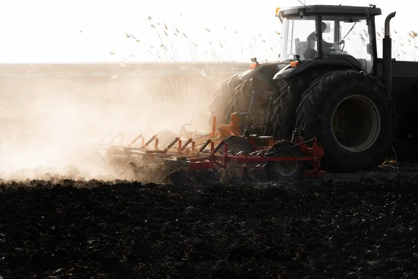 Landwirt Bereitet Sein Feld Mit Traktor Auf Den Frühling Vor — Stockfoto