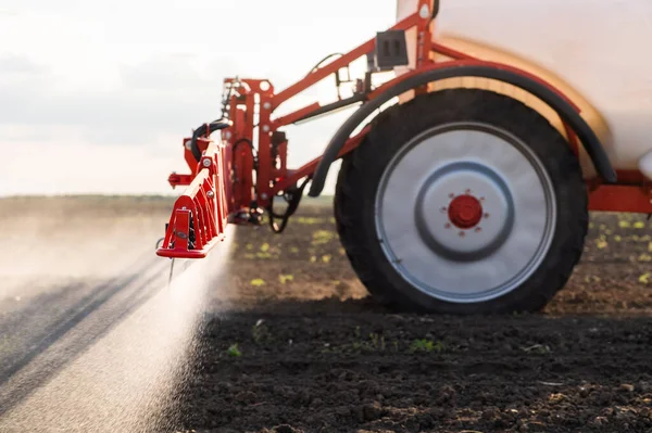 Traktor Versprüht Pestizide Auf Feld Mit Sprüher — Stockfoto