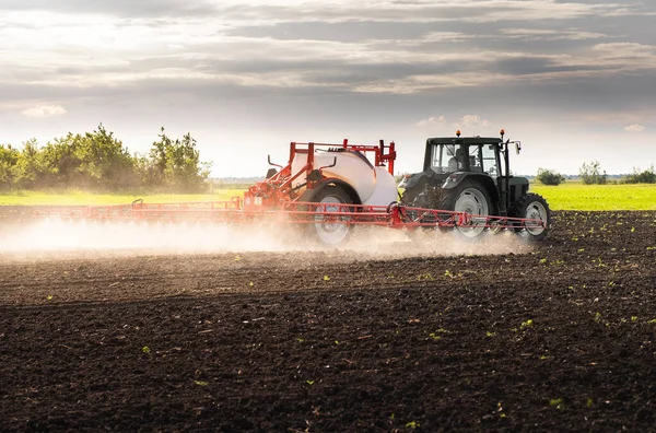 Spuiten Van Pesticiden Het Veld Met Sproeiapparaat — Stockfoto